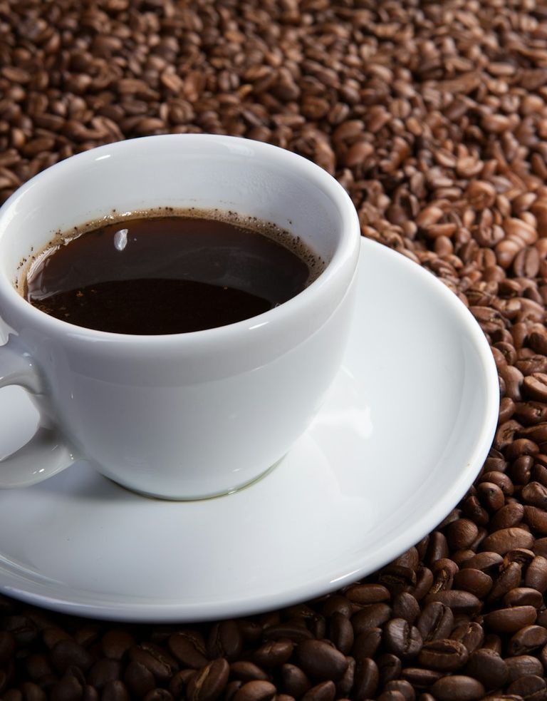 Kaffeetasse auf Kaffeebohnen